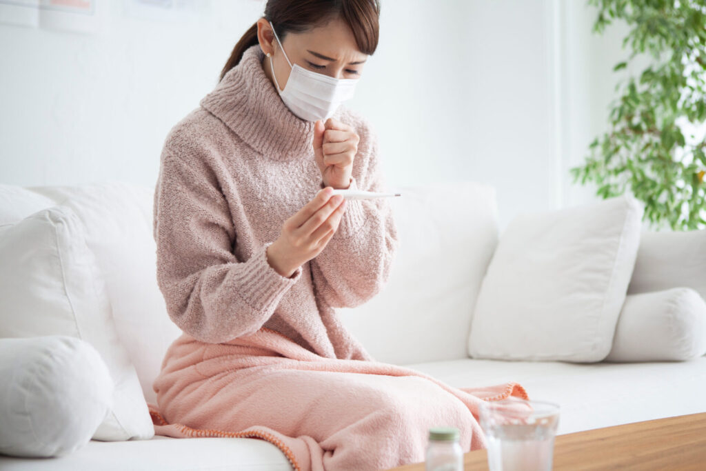 【画像】風邪をひいてしまい咳き込む女性